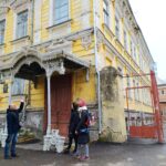 Экскурсия особняки и башни Нижнего Новгорода - Металлическое крыльцо особняка в Крутом переулке